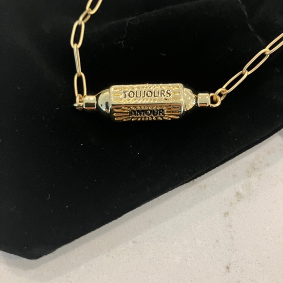 Brave Design Necklace - Picture 2 of 5